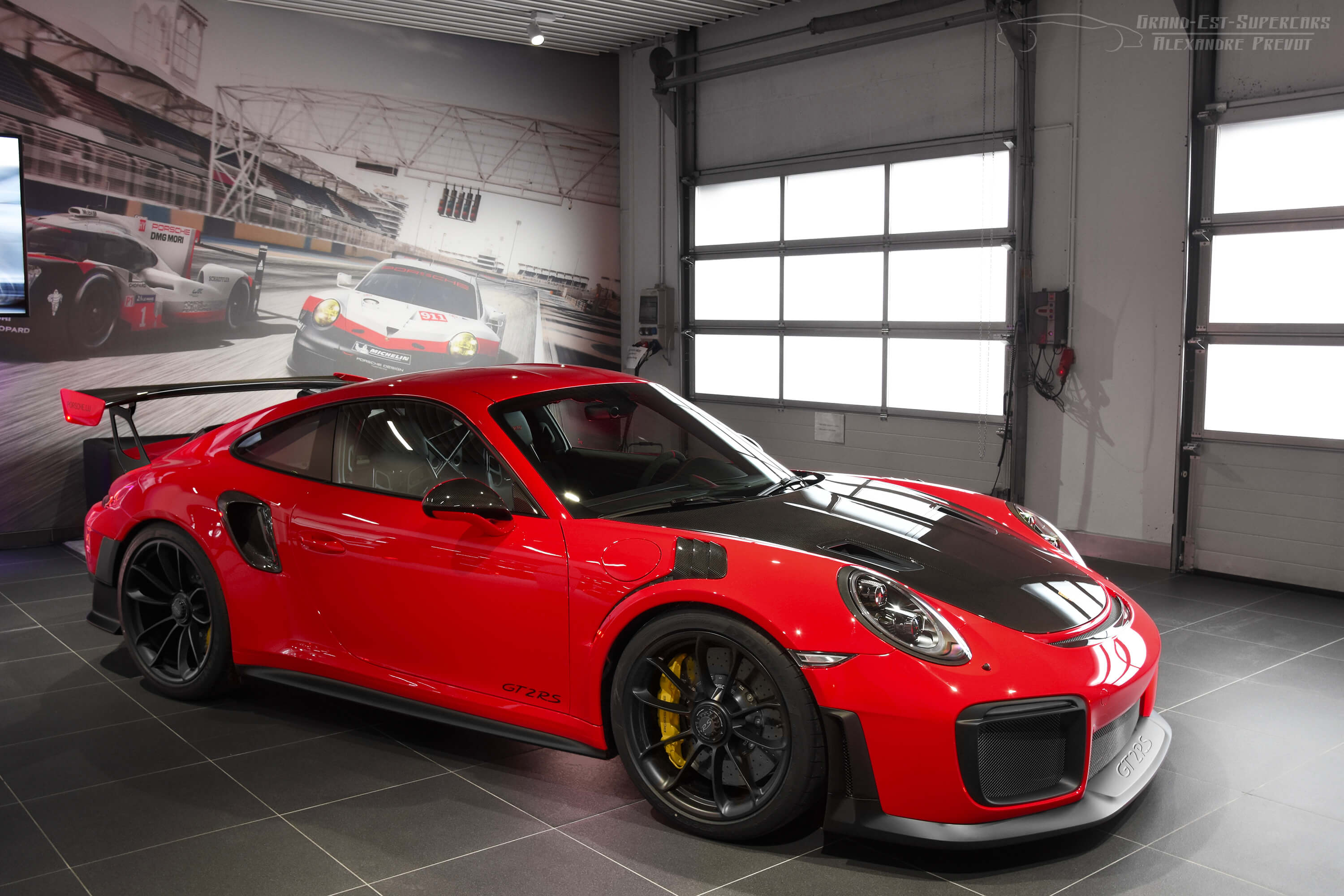 Photo showing a red Porsche 911 GT2